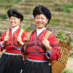 Voyage en Chine : deux femmes en tenue traditionnelle dans les rizières Akaoka