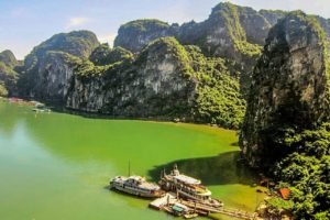 Croisière au Vietnam en bateau dans la baie d'Halong avec des falaises verdoyantes Akaoka