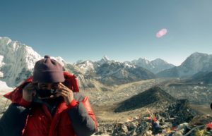 Randonnée au Népal sur les sentiers rocheux et enneigés des montagnes Akaoka