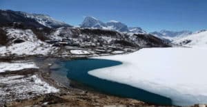 Trek au Népal : lac Gokyo gelé au cœur de montagnes rocheuses enneigées Akaoka