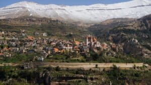 Randonnée Liban au pied de montagnes Akaoka