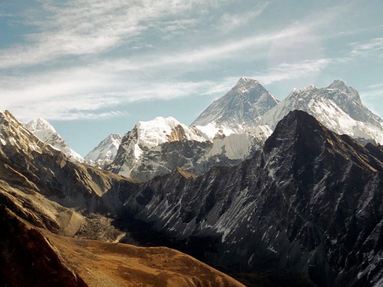 Trekking au Népal au sommet de montagnes enneigées Akaoka