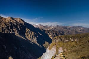 Randonnée au Pérou au sommet d'une chaîne de montagnes Akaoka