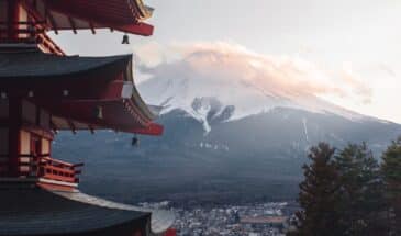 temple au japon devant le mont fuji - Akaoka
