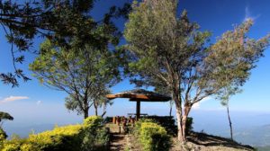 Trek au Sri Lanka : une petite terrasse au sommet d'une falaise Akaoka