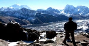 Trekking au Népal au sommet des montagnes enneigées Akaoka