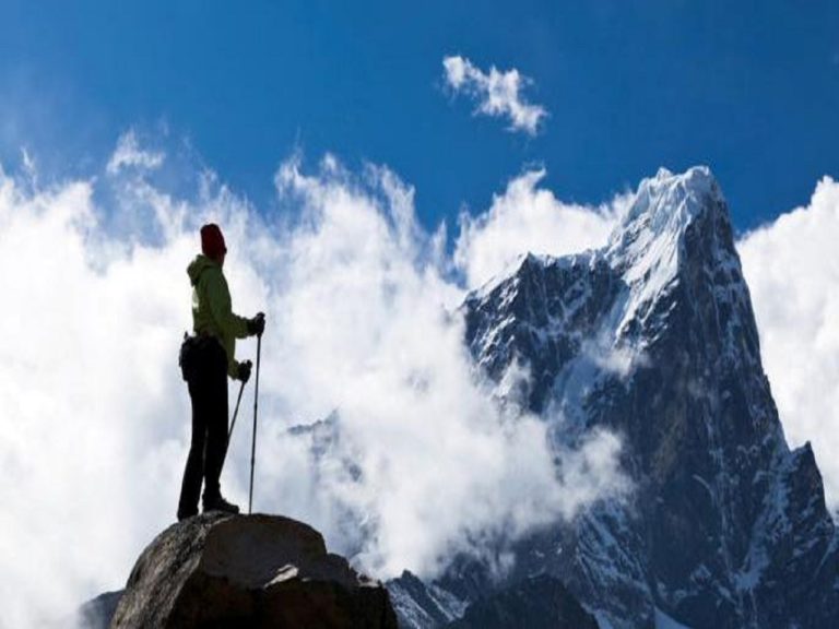 Trekking au Népal : ascension de montagnes enneigées Akaoka