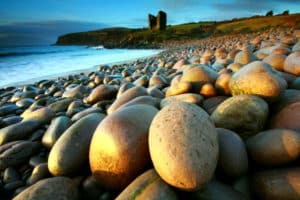 Dingle Way : Plage de gros galets en Irlande