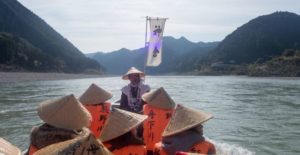 Balade découverte au Japon en bateau au milieu des montagne Akaoka