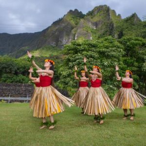 Séjour à Hawaï : des danseuses en tenues traditionnelles Akaoka