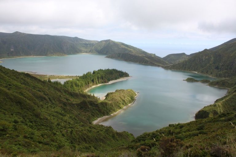 Randonnée au Cap Vert à Santo Antao : vue sur un lac entouré de montagnes Akaoka
