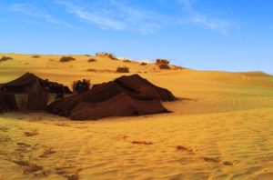 Voyage en Tunisie : installation de bivouacs dans le désert Akaoka