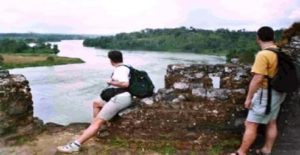 Randonnée au Nicaragua le long d'un fleuve bordé d'une forêt Akaoka