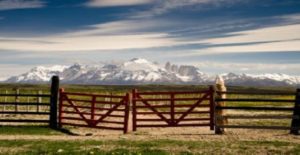 Randonnée au Chili en Patagonie dans les prairies entourées de montagnes Akaoka