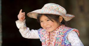 Voyage au Chili : jeune fille en tenue culturelle Akaoka