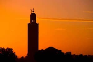 Voyage au Maroc : coucher de soleil sur une mosquée Akaoka