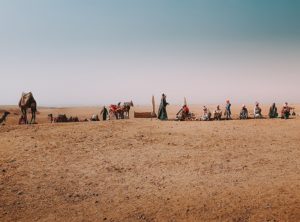 Campement de touristes en randonnée dans le désert de Méharée en Égypte