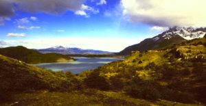 Autotour au Chili en Patagonie dans une vallée verdoyante le long d'une rivière Akaoka
