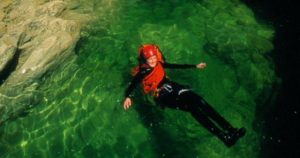 Randonnée aquatique au Maroc dans un lac Akaoka