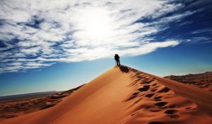 Randonnée en Tunisie au sommet de dunes dans le désert tunisien Akaoka