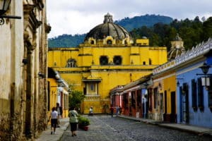 Voyage au Guatemala : visite d'une ville avec une rue aux bâtiments colorés Akaoka