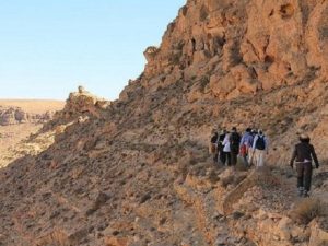Randonnée en Tunisie sur une colline rocheuse du désert Akaoka