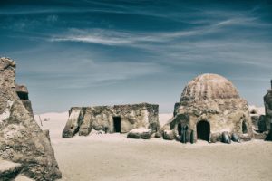 Voyage en Tunisie : découverte de structures en pierres dans le désert de Tataouine Akaoka