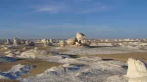 Randonnée et Trek dans le désert blanc au milieu des rochers blancs en Egypte