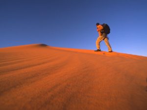 Randonnée en Algérie : collines de sable dans le désert de l'Erg Chech Akaoka