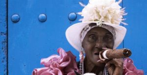 Voyage à Cuba : une femme fume un cigare Akaoka