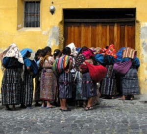 Voyage au Guatemala : un groupe de femmes guatémaltèques avec des sacs colorés Akaoka