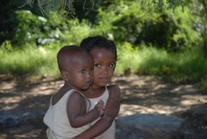 Voyage à Madagascar : deux jeunes enfants malgaches Akaoka