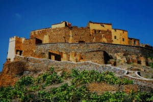 Voyage au Maroc visite d'un village fortifié de maisons en pierre Akaoka