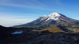 Randonnée dans les hautes Andes équatoriennes : vue sur le volcan Chimborazo Akaoka