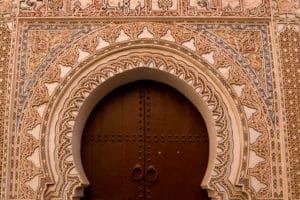 Voyage Maroc : porte d'une maison marocaine décorée de motifs orientaux Akaoka