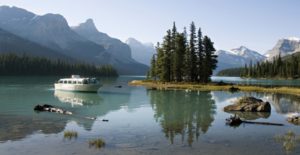 Trekking au Canada en liberté aux Rocheuses au bord d'un lac Akaoka