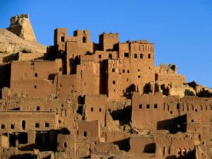Voyage au Maroc ville en pierre près d'une vallée de palmeraies Akaoka