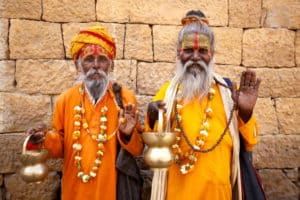 Voyage en Inde à la rencontre des hommes seniors Brahmanes habillés traditionnellement Akaoka