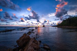 Croisière en Indonésie à Lambo : coucher de soleil sur la plage Akaoka