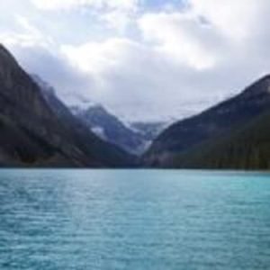 Voyage au Canada : lac Louise entouré de montagnes Akaoka