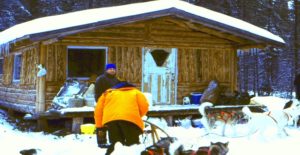 Raid familial au Canada en hiver : une cabane et des chiens de traineau Akaoka