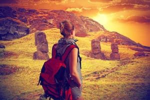 Randonnée au Chili : coucher de soleil sur l'île de Pâques avec les statues Moaï Akaoka