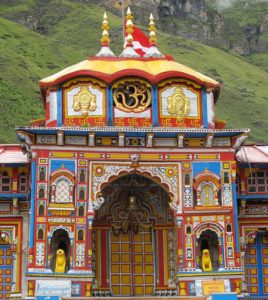 Voyage au nord de l'Inde : temple coloré vishnu au pied de la montagne Akaoka