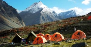 Séjour en Inde : camping lors d'une randonnée dans des vallées montagneuses enneigées Akaoka