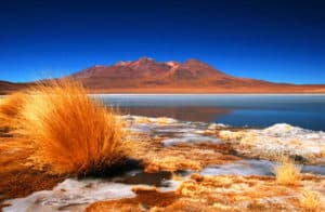 Trek en Bolivie dans les montagnes orangées au bord d'un lac Akaoka