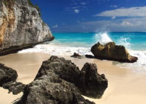 Voyage au Mexique sur une plage à l'eau turquoise avec des roches Akaoka