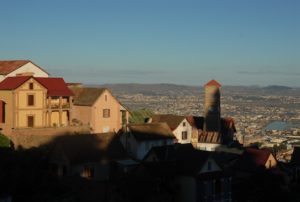Randonnée à Madagascar : vue sur des maisons Akaoka