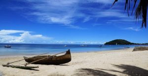 Randonnée à Madagascar sur la plage de l'île Sainte-Marie Akaoka