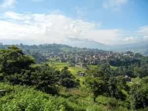 Randonnée au Népal en famille : une ville au milieu des montagnes et de la végétation Akaoka