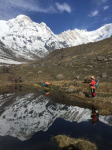 Randonnée au Népal à Annapurna : excursion dans les montagnes au bord d'un lac Akaoka